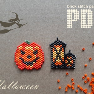 Puede incluir: Dos patrones de punto de ladrillo con temática de Halloween, una calabaza y una casa encantada, se muestran sobre un fondo marrón. Los patrones están hechos con cuentas de color naranja, amarillo, negro y blanco. Las palabras "brick stitch patterns" y "PDF" están escritas en blanco sobre los patrones. La palabra "Halloween" está escrita en blanco debajo de los patrones.