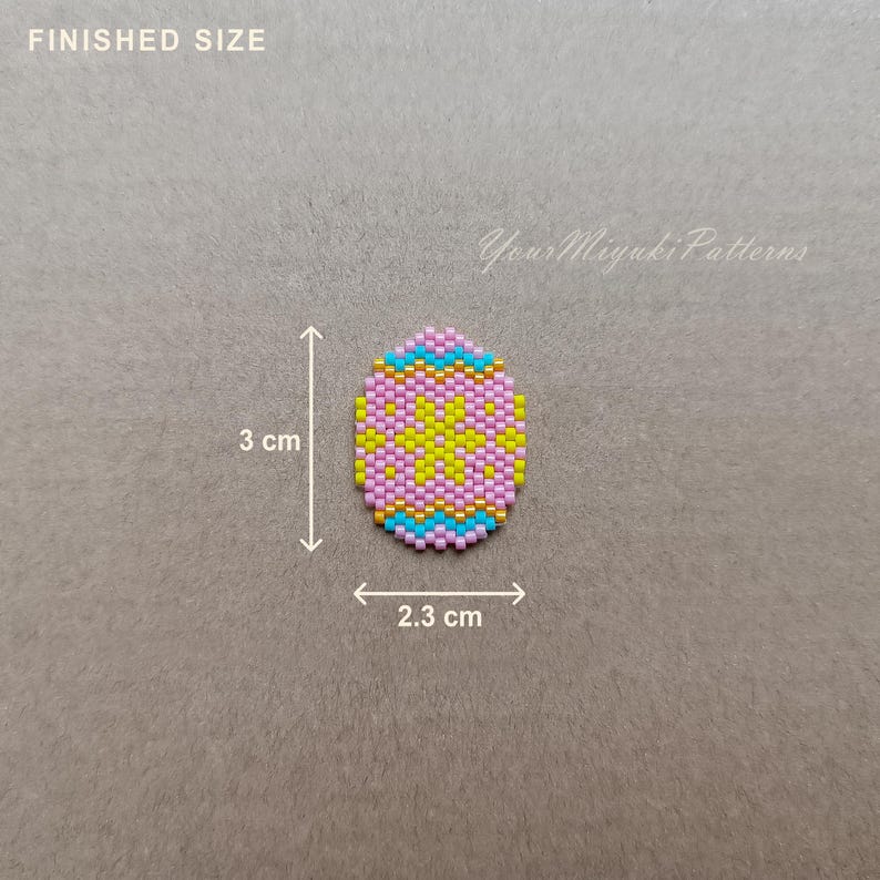 K&ouml;nnte beinhalten: Ein pinkfarbenes und gelbes Perlen-Osterei mit blauem und gelbem Rand. Das Ei ist 3 cm hoch und 2,3 cm breit. "Your Miyuki Patterns" steht in der oberen rechten Ecke des Bildes.