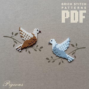 Può includere: Due modelli di uccelli perlati, uno marrone e bianco, l'altro grigio e bianco, su uno sfondo beige. Il testo "BRICK STITCH PATTERNS PDF" è in alto nell'immagine. Il testo "Pigeons" è in basso nell'immagine.
