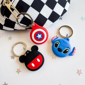 Portachiavi AirTag Magical Mouse & Friends - Vacanza - Tracker - Etichetta per bagaglio - Crociera - Aereo - Clip per passeggino - Accessori per parchi