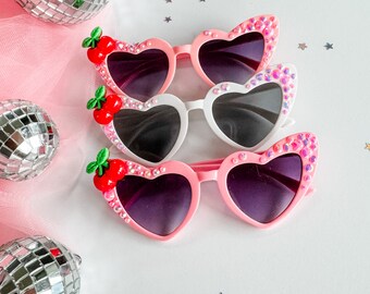 Cherry on Top Retro Herz Sonnenbrillen – Sommer – Urlaub – Geburtstagsgeschenk – personalisierte Sonnenbrille – individuell – Pool- und Strand-Accessoires – Mädchen – Kleinkind