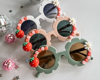 Beere Süße Blume Sunnies- Sommer- Urlaub- Geburtstagsgeschenk- Personalisierte Sonnenbrille- Individuell- Pool + Strand Accessoires- Mädchen- Kleinkind