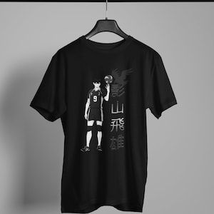 Anime-manga Haikyuu!! - Kageyama met een bal en een raaf - Unisex T-shirt