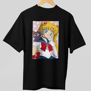 Sailor Moon Posing with Luna - Sailor Moon - T-shirt uniseks