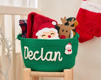 カスタム名入りクリスマスバスケット：手作りかぎ針編みのホリデーデコレーション
