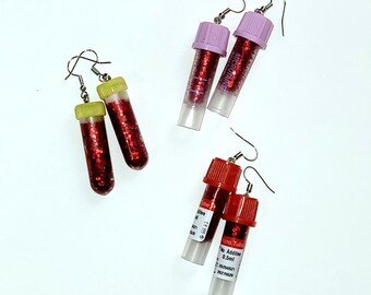 Pendientes con dije de tubo de sangre Microtainer con purpurina