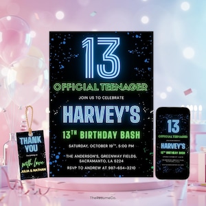 Puede incluir: Una invitación de cumpleaños con fondo negro y texto azul y verde neón. La invitación dice "13 Official Teenager" y "Harvey's 13th Birthday Bash". Una pantalla de teléfono a juego muestra el mismo diseño. También es visible una etiqueta de "Gracias".