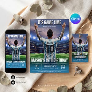 Puede incluir: Un conjunto de invitaciones de cumpleaños con temática de fútbol. La invitación, la etiqueta y el teléfono muestran "It's Game Time" y "Mason's 10th Birthday". El diseño incluye la camiseta de un jugador con el nombre "MESSI" y el número "10".