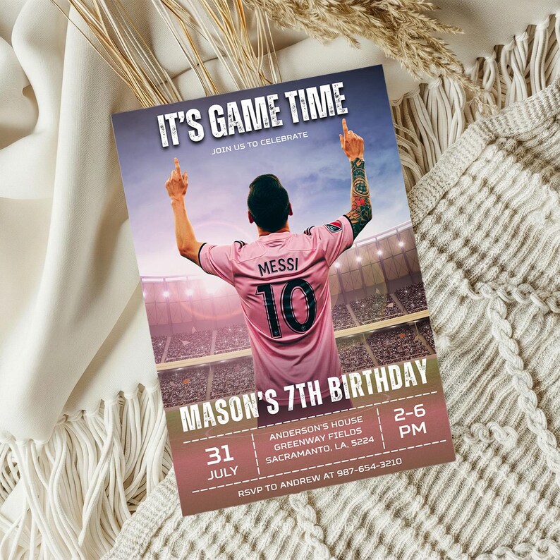 Puede incluir: Una invitaci&oacute;n de cumplea&ntilde;os con el texto "IT'S GAME TIME" y "MASON'S 7TH BIRTHAY". La invitaci&oacute;n presenta a un jugador de f&uacute;tbol con una camiseta rosa con el nombre "MESSI" y el n&uacute;mero "10". Tambi&eacute;n se incluye la fecha y la hora.