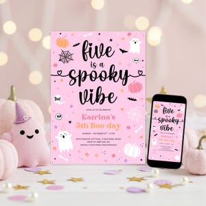 Puede incluir: Una invitación rosa con temática de Halloween con el texto "five is a spooky vibe" y detalles para una fiesta del 5º Boo-day. El diseño incluye calabazas, murciélagos, fantasmas y telarañas. Un smartphone muestra la misma invitación.