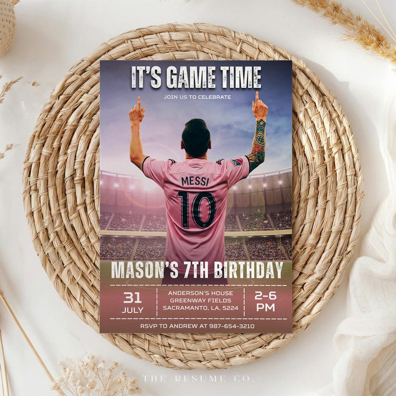 Puede incluir: Una invitaci&oacute;n de fiesta con el texto "IT'S GAME TIME" y "MASON'S 7TH BIRTHDAY". La invitaci&oacute;n presenta a un jugador de f&uacute;tbol con una camiseta rosa con el n&uacute;mero 10. Incluye fecha, hora y detalles de la ubicaci&oacute;n.
