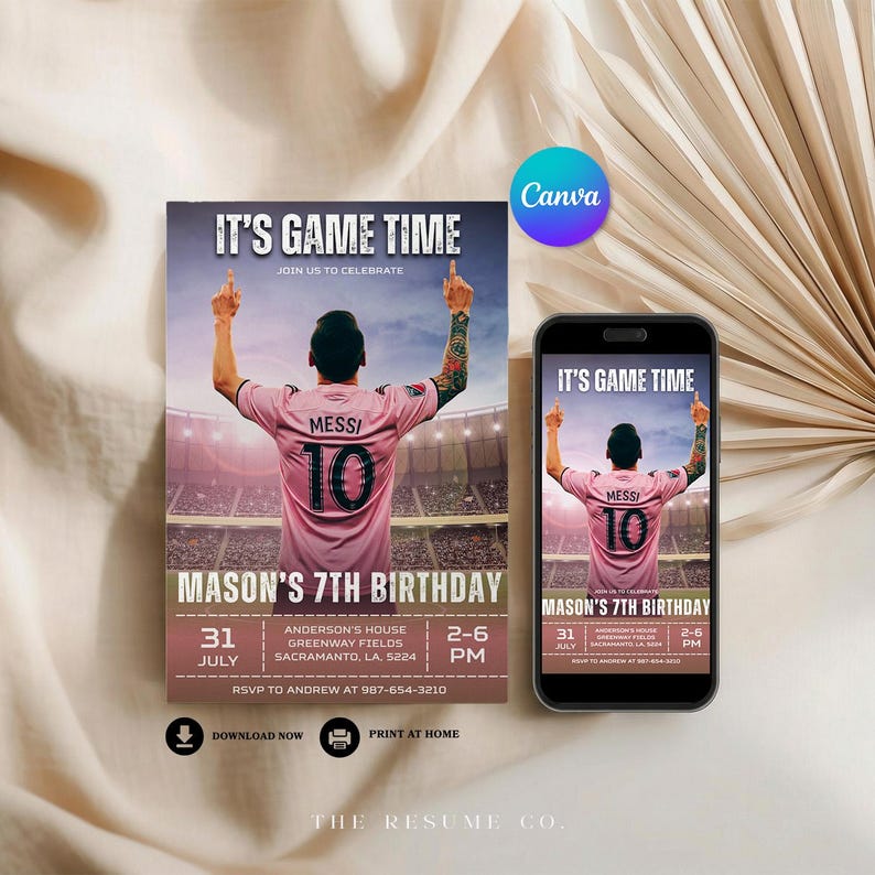 Puede incluir: Una invitaci&oacute;n de cumplea&ntilde;os con tem&aacute;tica de f&uacute;tbol que presenta a un jugador con una camiseta rosa con el n&uacute;mero 10. El texto de la invitaci&oacute;n dice "It's Game Time" e incluye la fecha, hora, lugar y detalles de RSVP.
