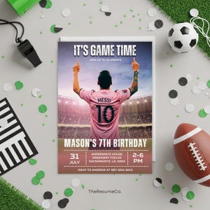 Puede incluir: Una invitaci&oacute;n de cumplea&ntilde;os con tem&aacute;tica de f&uacute;tbol, con un jugador con una camiseta rosa con "MESSI" y el n&uacute;mero "10". La invitaci&oacute;n dice "IT'S GAME TIME" e incluye detalles para el 7&ordm; cumplea&ntilde;os de Mason, como la fecha, la hora y el lugar.