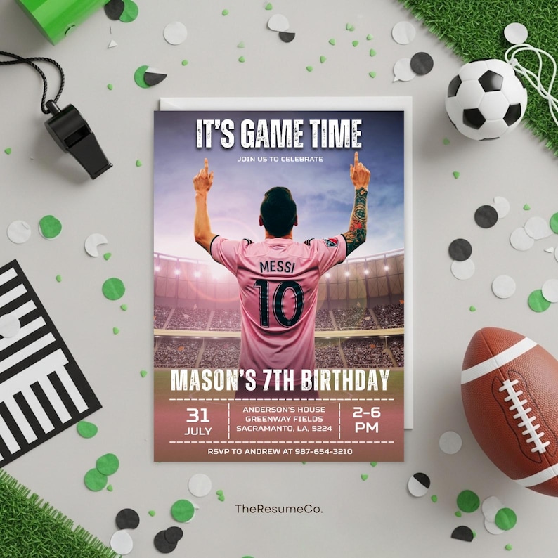 Puede incluir: Una invitaci&oacute;n de cumplea&ntilde;os con tem&aacute;tica de f&uacute;tbol, con un jugador con una camiseta rosa con "MESSI" y el n&uacute;mero "10". La invitaci&oacute;n dice "IT'S GAME TIME" e incluye detalles para el 7&ordm; cumplea&ntilde;os de Mason, como la fecha, la hora y el lugar.