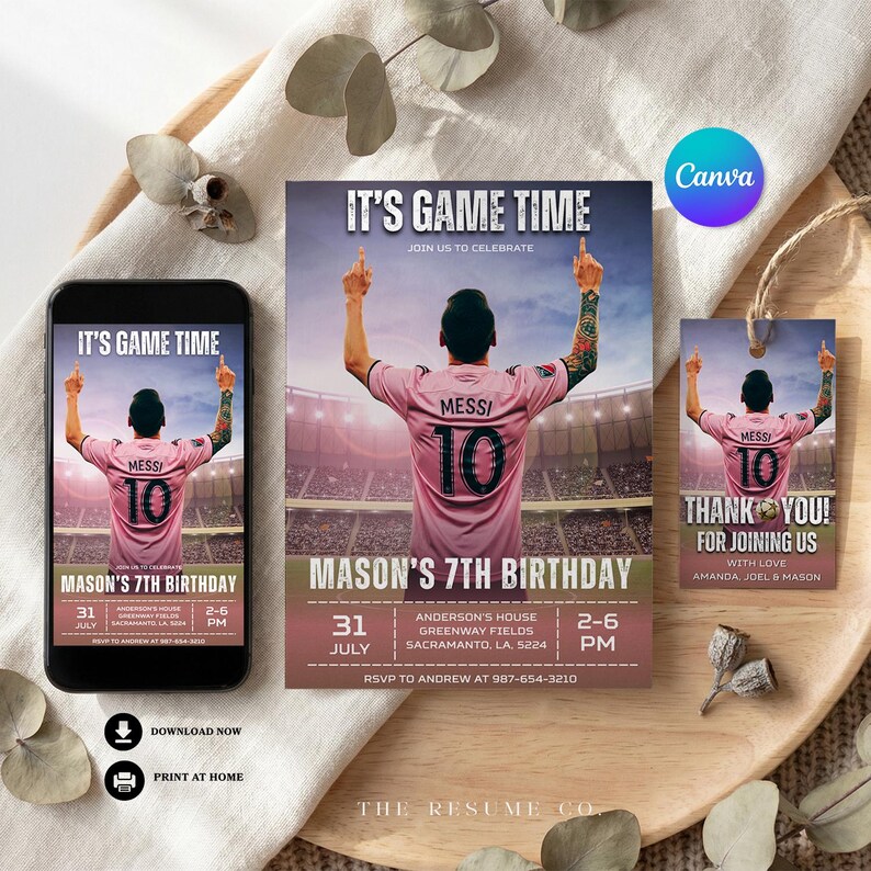 Puede incluir: Un conjunto de invitaciones de cumplea&ntilde;os con una camiseta de f&uacute;tbol rosa con el n&uacute;mero 10 y el nombre MESSI. La invitaci&oacute;n dice "IT'S GAME TIME" e incluye detalles del evento. Una etiqueta a juego dice "THANK YOU!" y un tel&eacute;fono muestra la invitaci&oacute;n.