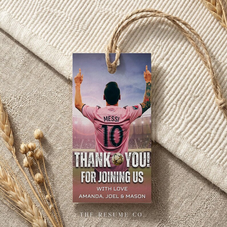 Puede incluir: Una etiqueta rectangular con un jugador de f&uacute;tbol con una camiseta rosa, el nombre "MESSI" y el n&uacute;mero "10". La etiqueta incluye el texto "THANK YOU! FOR JOINING US" y los nombres "AMANDA, JOEL & MASON". Un lazo de cuerda en la parte superior.