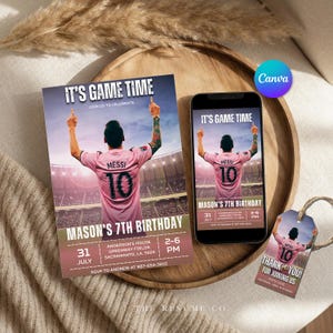 Puede incluir: Un conjunto de invitaci&oacute;n y etiqueta para una fiesta de cumplea&ntilde;os con tem&aacute;tica de f&uacute;tbol. La invitaci&oacute;n y la etiqueta presentan a un jugador de f&uacute;tbol con una camiseta rosa con el nombre "MESSI" y el n&uacute;mero "10". La invitaci&oacute;n dice "IT'S GAME TIME" y "MASON'S 7TH BIRTHDAY".
