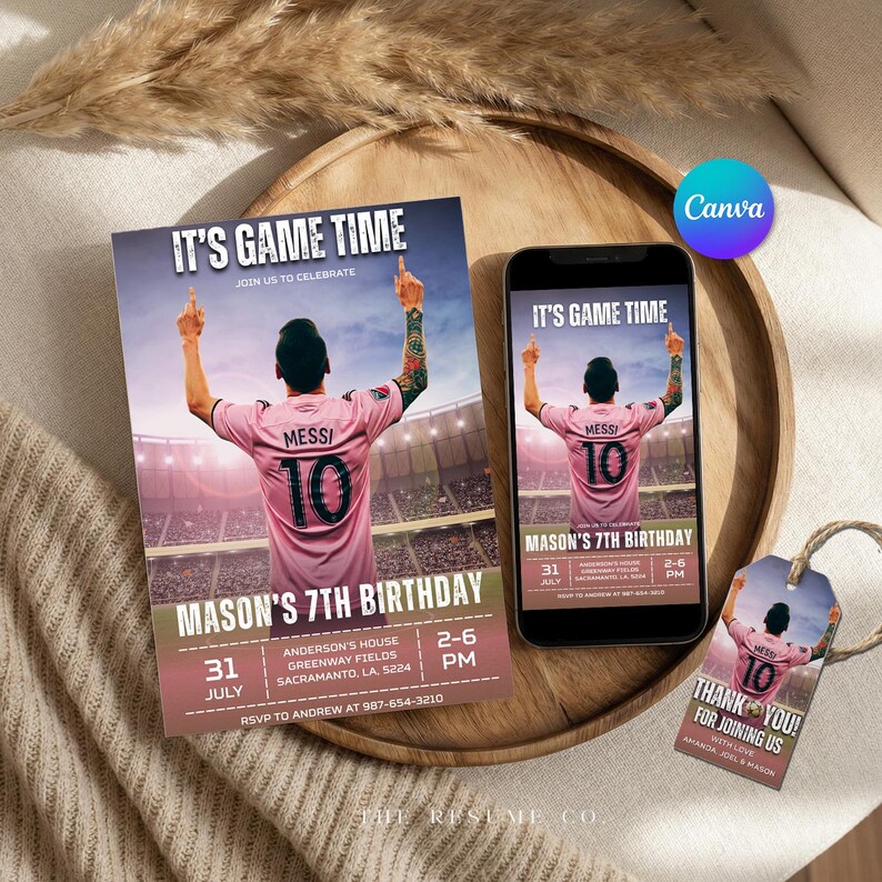 Puede incluir: Un conjunto de invitaci&oacute;n y etiqueta para una fiesta de cumplea&ntilde;os con tem&aacute;tica de f&uacute;tbol. La invitaci&oacute;n y la etiqueta presentan a un jugador de f&uacute;tbol con una camiseta rosa con el nombre "MESSI" y el n&uacute;mero "10". La invitaci&oacute;n dice "IT'S GAME TIME" y "MASON'S 7TH BIRTHDAY".