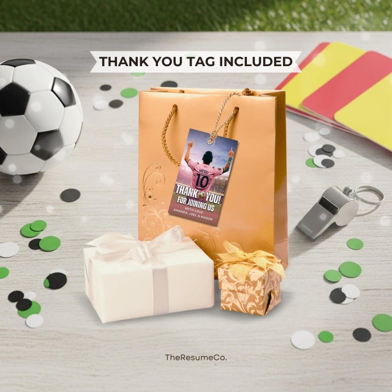 Puede incluir: Un juego de regalo con tem&aacute;tica de f&uacute;tbol que presenta un bal&oacute;n de f&uacute;tbol, una bolsa de regalo dorada con una etiqueta de "Gracias" y dos cajas de regalo envueltas. La etiqueta dice "Gracias por unirte". Confeti y un silbato.