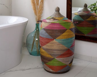 Large handwoven laundry basket Gueno with lid – African boho basket made of grass and recycled plastic, toy storage