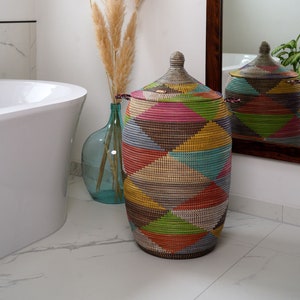 Cesto de roupa suja grande Gueno, tecido à mão, com tampa – cesto africano boho feito de palha e plástico reciclado, ideal para guardar brinquedos.