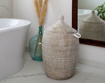 Cesta grande XXL para ropa sucia tejida a mano con tapa – 100L. Hecha a mano en África con técnicas de tejido tradicionales.