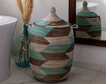 Large handwoven laundry basket Meroe with lid – African boho basket made of grass and recycled plastic, Montessori toy basket