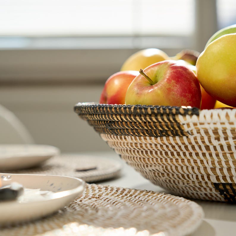 Frutero tejido – Cuenco decorativo bohemio hecho de hierba de la sabana – Frutero africano hecho a mano – Cuenco grande para fruta, pan o decoración imagen 8