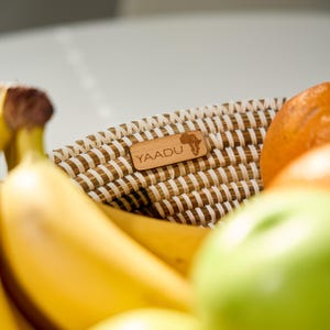 Frutero tejido – Cuenco decorativo bohemio hecho de hierba de la sabana – Frutero africano hecho a mano – Cuenco grande para fruta, pan o decoración imagen 7