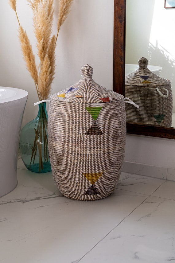 Großer handgeflochtener Wäschekorb Nubia mit Deckel – Afrikanischer Boho Korb aus Gras & Recyclingplastik, Naturfarbener Spielzeugkorb Bad