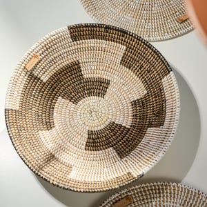 Frutero tejido – Cuenco decorativo bohemio hecho de hierba de la sabana – Frutero africano hecho a mano – Cuenco grande para fruta, pan o decoración imagen 5