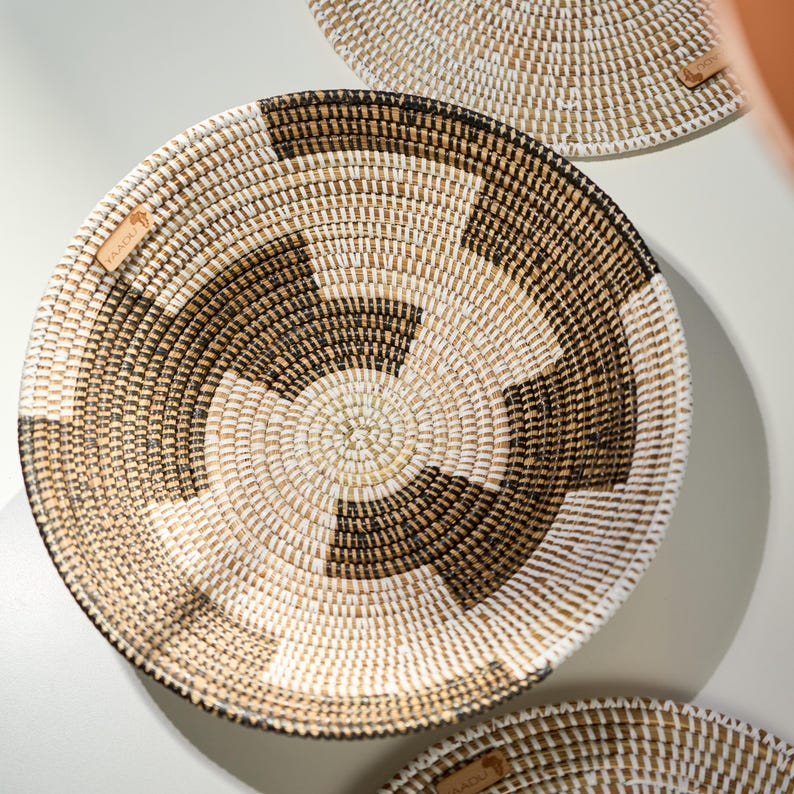 Frutero tejido – Cuenco decorativo bohemio hecho de hierba de la sabana – Frutero africano hecho a mano – Cuenco grande para fruta, pan o decoración imagen 5