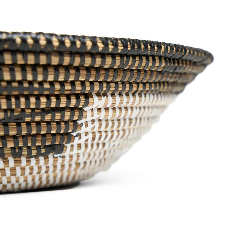 Frutero tejido – Cuenco decorativo bohemio hecho de hierba de la sabana – Frutero africano hecho a mano – Cuenco grande para fruta, pan o decoración imagen 3