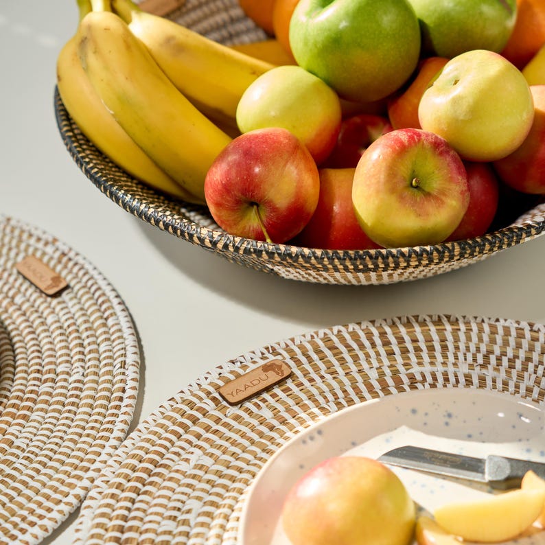 Frutero tejido – Cuenco decorativo bohemio hecho de hierba de la sabana – Frutero africano hecho a mano – Cuenco grande para fruta, pan o decoración imagen 4