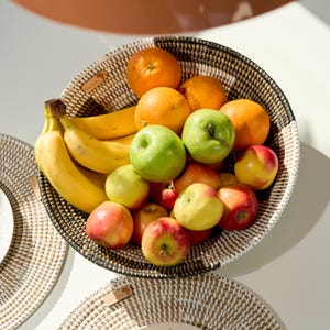 Frutero tejido – Cuenco decorativo bohemio hecho de hierba de la sabana – Frutero africano hecho a mano – Cuenco grande para fruta, pan o decoración imagen 2