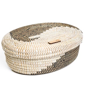 Woven bread basket with lid – Boho storage basket made of savannah grass – for the kitchen, fruit or rolls – handmade basket from Africa