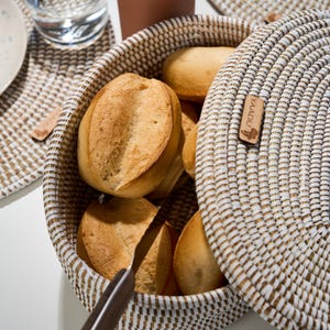 Woven bread basket with lid – Boho storage basket made of savannah grass – for the kitchen, fruit or rolls – handmade basket from Africa