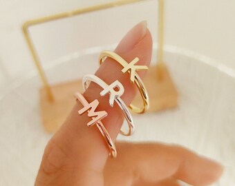 Gepersonaliseerde sierlijke eerste ring, magere letterring, aangepaste naamring, stapelringen, gouden ring, parenring, handgemaakte sieraden, kerstcadeau