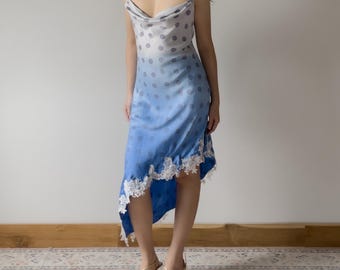 Vestido lencero vintage de seda azul teñida a mano en color lavanda pálido y azul con lunares (tallas S–M)