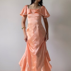Vintage 1980s Peach Floral Satin Jacquard Gown with Flutter Sleeves (XXS–S)