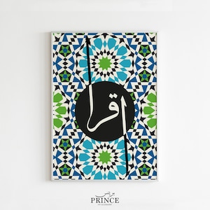 Può includere: Una stampa incorniciata con un cerchio nero che contiene calligrafia araba in bianco. Lo sfondo è un motivo geometrico blu, verde e bianco.