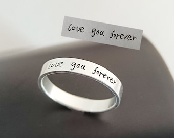 Puede incluir: Un anillo de plata con la inscripción "love you forever" grabada en la banda.