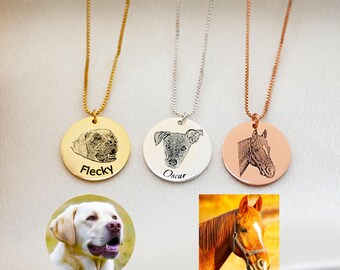 Puede incluir: Tres collares personalizados con retratos de mascotas. Un collar dorado con un retrato de perro y el nombre "Flecky". Un collar plateado con un retrato de perro y el nombre "Oscar". Un collar de oro rosa con un retrato de caballo.