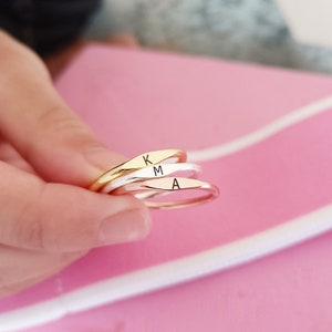 Anel inicial personalizado, anel de empilhamento, anel de sinete pequeno, anel minimalista delicado, presente de dia das mães, presente para ela, anel de nome