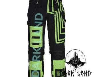 Könnte beinhalten: Schwarze Cargohose mit grünen und blauen geometrischen Mustern und dem Wort "DARKLAND" auf der Seite.