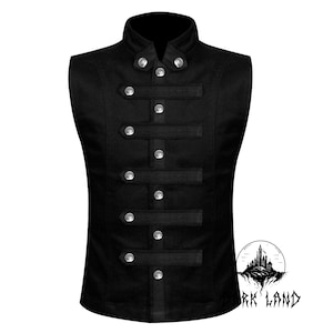 Pode incluir: Colete preto sem mangas com gola alta e botões prateados. O colete apresenta tiras horizontais decorativas com fechos de botão. A peça tem um corte sob medida e uma estética gótica. O logotipo "RK LAND" é visível.