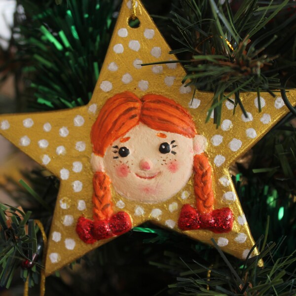 Klein meisje ornament, kerstornament, handgemaakt ornament, handgebeeldhouwd ornament, kerstdecor, een soort ornament