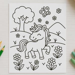 Puede incluir: Un dibujo en blanco y negro de una l&iacute;nea de un unicornio en un campo de flores. El unicornio tiene un cuerno, una melena y una cola. Hay una mariposa sobre el unicornio.