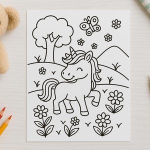 Puede incluir: Una p&aacute;gina para colorear en blanco y negro con un unicornio con un cuerno, una mariposa y flores. El unicornio est&aacute; de pie en una colina cubierta de hierba con un &aacute;rbol en el fondo.