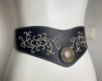 Vintage Black Trachten-Style Leather Belt with Embroidered Details and Button (Size 75)